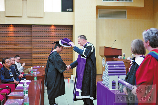 英方校长为毕业生行苏格兰当地学校毕业传统礼节。（学校供图）