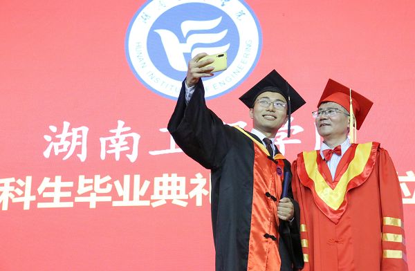 D:UsersDesktop\u65b0建文件夹？9毕业典礼修图IMG_003.jpg